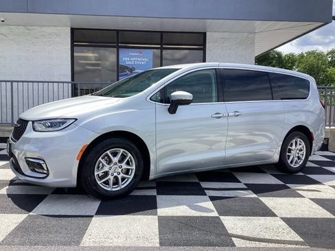 Used 2023 Chrysler Pacifica Touring-L FWD image 2