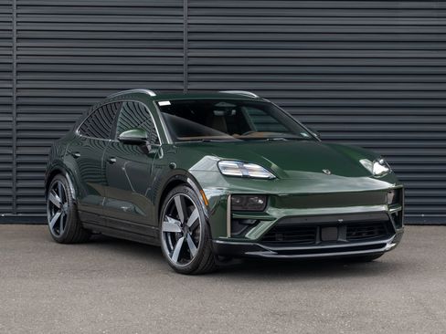 New 2026 Porsche Macan Turbo Electric AWD/4WD image 10