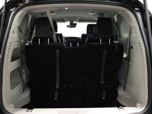 Used 2024 Chrysler Pacifica Touring-L image 15