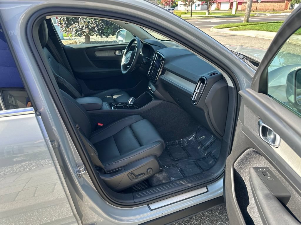 Certified 2025 Volvo XC40 B5 Plus AWD/4WD image 18