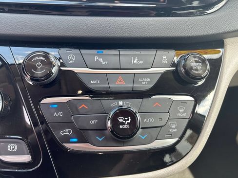 Used 2024 Chrysler Pacifica Touring-L FWD image 28