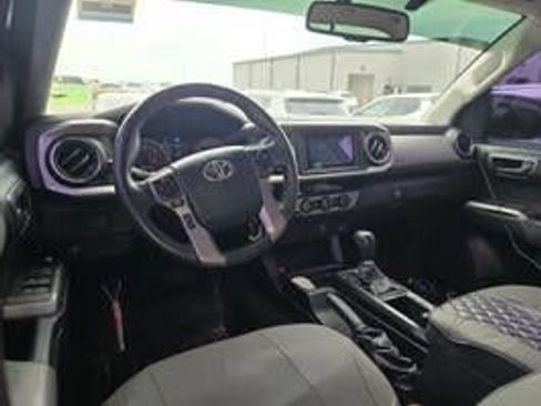 Used 2017 Toyota Tacoma SR5 RWD image 5