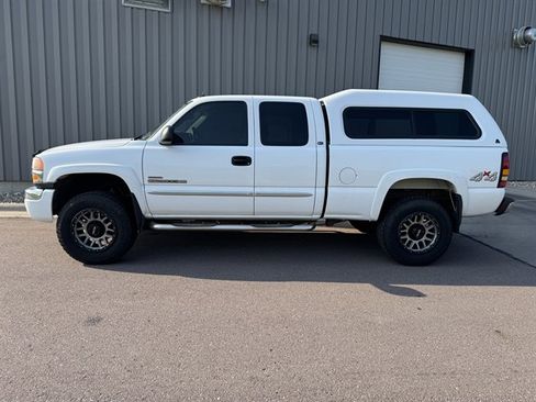 Used 2004 GMC Sierra 2500 SLT w/ Heavy-Duty Power Package AWD/4WD image 2