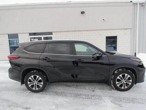Used 2022 Toyota Highlander XLE image 13