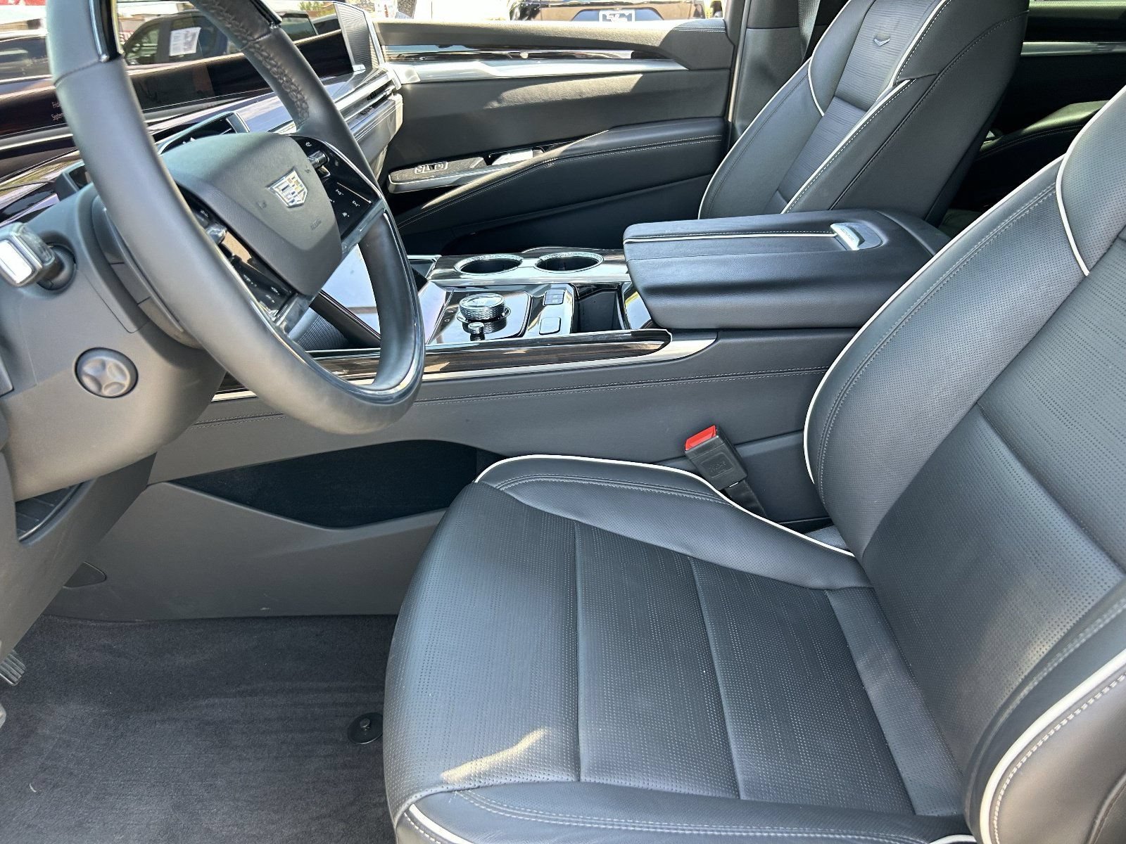 Certified 2025 Cadillac Escalade ESV Premium Luxury w/ LPO, Floor Liner Package AWD/4WD image 26