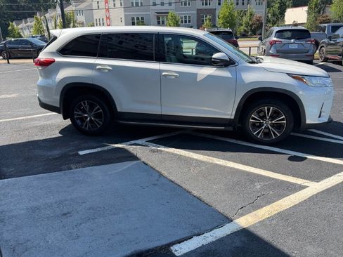 Used 2019 Toyota Highlander LE FWD image 4