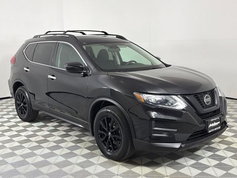 Used 2018 Nissan Rogue SV image 3