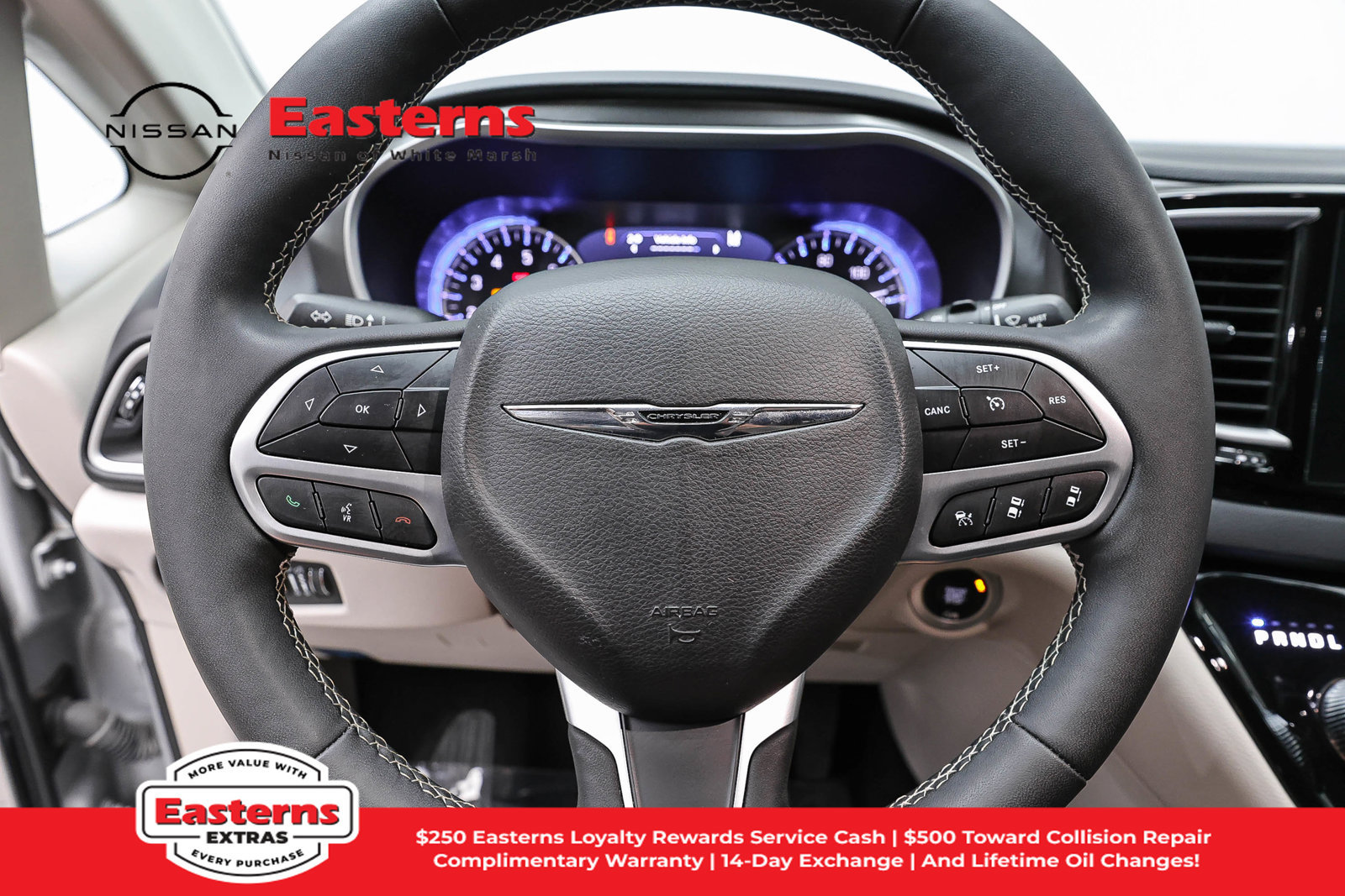 Used 2024 Chrysler Pacifica Touring-L FWD image 10