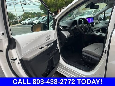 Used 2026 Toyota Sienna XLE FWD image 4