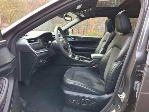 Used 2024 Jeep Grand Cherokee Altitude image 14