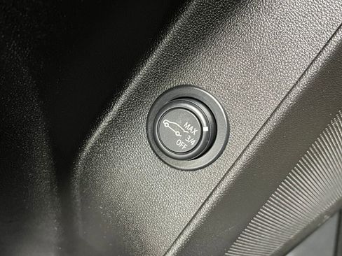 Used 2023 Chevrolet Equinox LT w/ Driver Convenience Package image 17