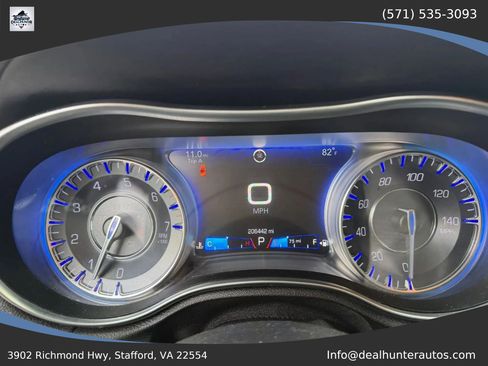 Used 2018 Chrysler 300 Limited AWD/4WD image 35