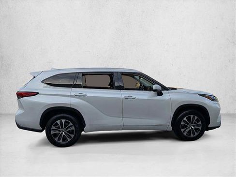 Used 2022 Toyota Highlander XLE image 4