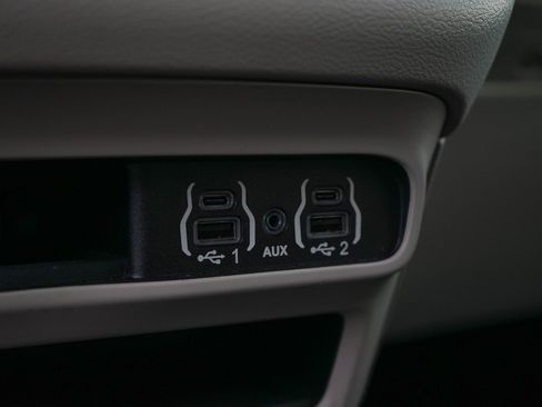 Used 2024 Chrysler Pacifica Touring-L image 18