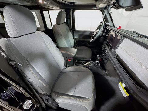 Used 2025 Jeep Wrangler Unlimited Sahara w/ Safety Group image 25