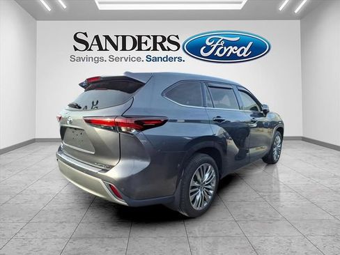 Used 2024 Toyota Highlander Platinum image 2