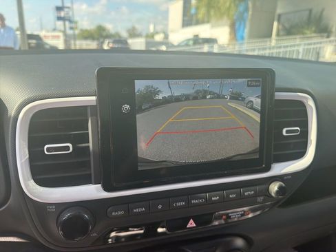 Used 2025 Hyundai Venue Limited FWD image 17