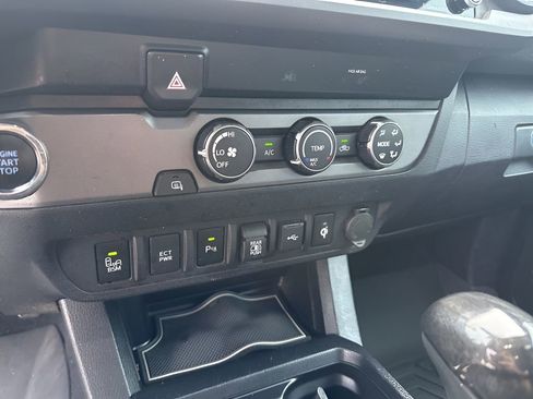Used 2020 Toyota Tacoma TRD Off-Road image 31