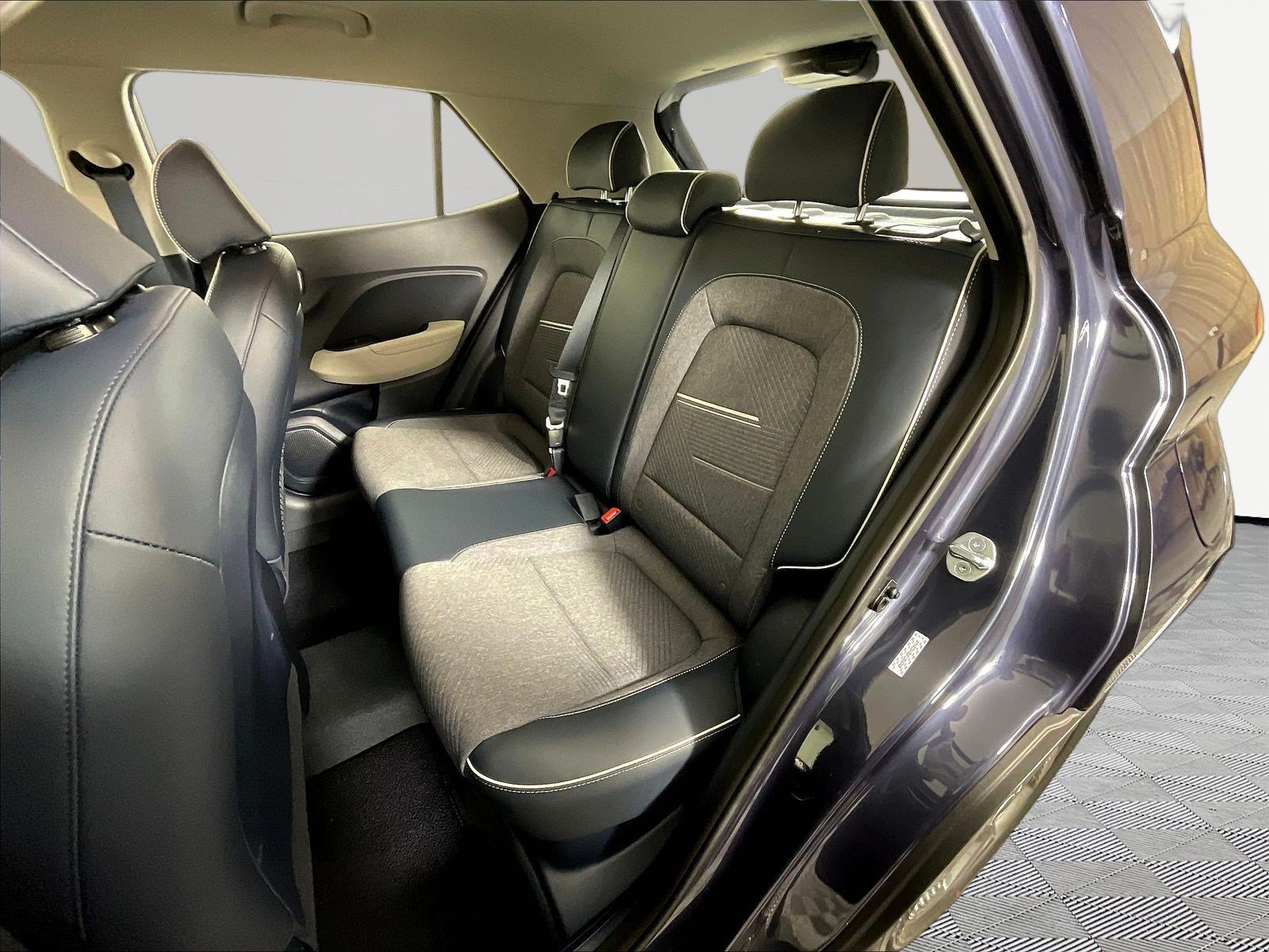 Used 2023 Hyundai Venue Limited FWD image 21