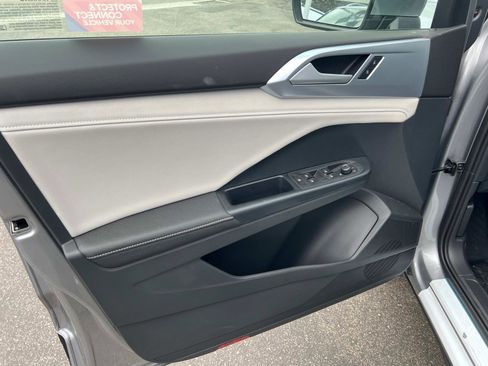 New 2025 Volkswagen Taos SE image 4
