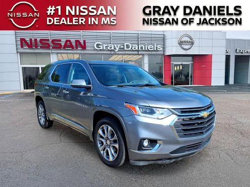 Used 2021 Chevrolet Traverse Premier FWD image 1