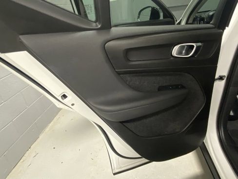 Used 2025 Volvo XC40 B5 Plus image 8