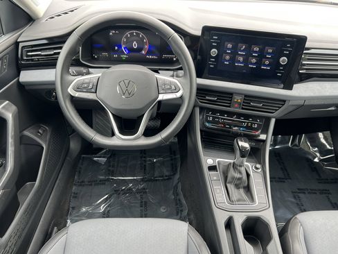 Used 2025 Volkswagen Jetta SE image 30