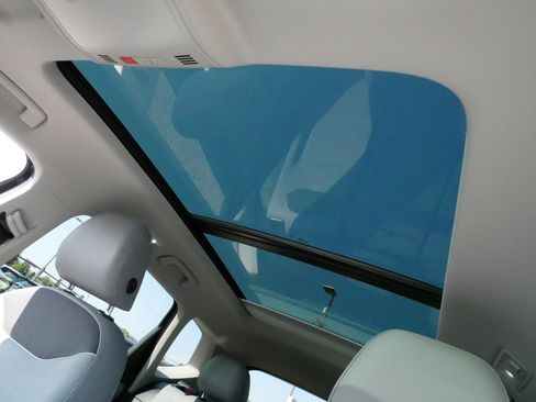 Used 2023 Volkswagen Taos SE w/ Panoramic Sunroof Package AWD/4WD image 35