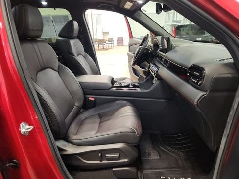Certified 2025 Honda Pilot Black Edition image 35