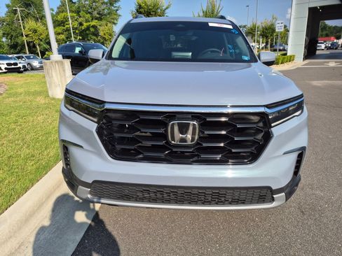 Used 2025 Honda Pilot Touring image 8