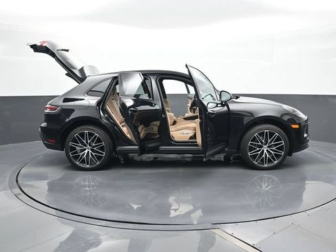 Certified 2025 Porsche Macan AWD/4WD image 32