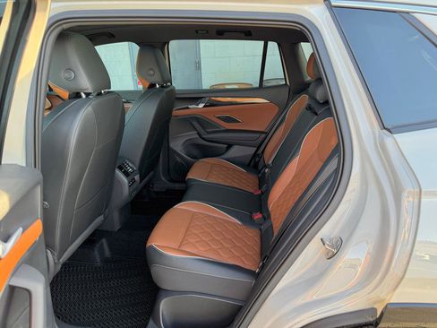 Used 2025 Volkswagen Tiguan SEL R-Line image 8