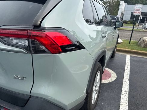 Used 2020 Toyota RAV4 XLE w/ Convenience Package FWD image 5