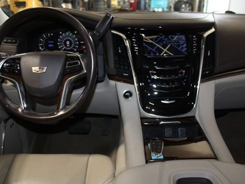 Used 2017 Cadillac Escalade Luxury AWD/4WD image 17