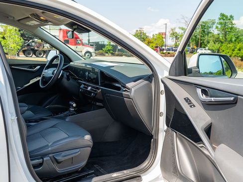 Used 2023 Kia Niro EX image 11