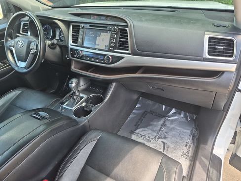 Used 2018 Toyota Highlander XLE AWD/4WD image 34