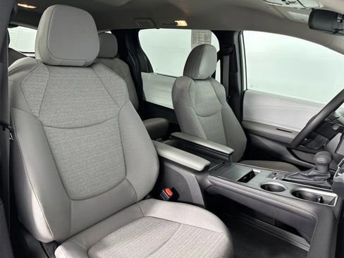 Used 2025 Toyota Sienna LE AWD/4WD image 26