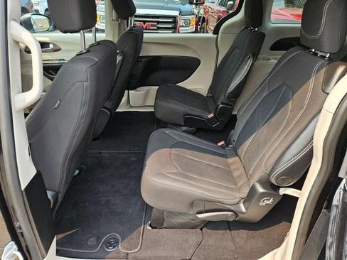 Used 2023 Chrysler Voyager LX FWD image 17