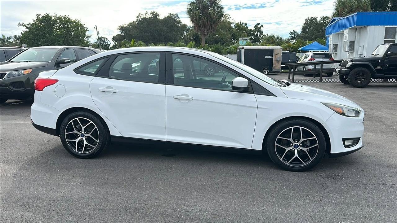 Used 2018 Ford Focus SE w/ SE Appearance Package FWD image 7