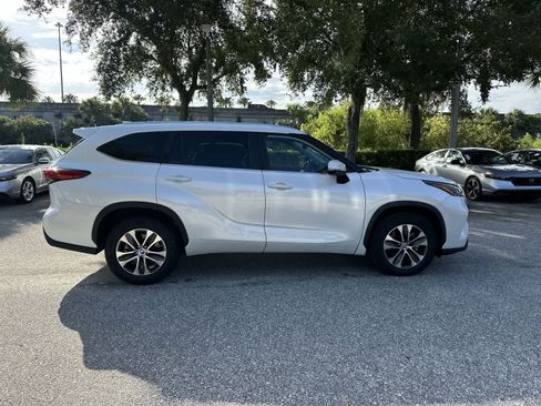 Used 2023 Toyota Highlander XLE FWD image 7