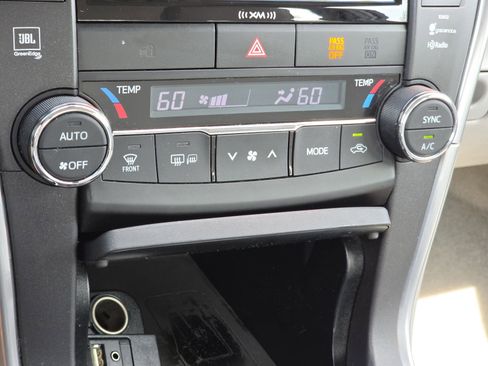 Used 2016 Toyota Camry XLE w/ Moonroof Package FWD image 25