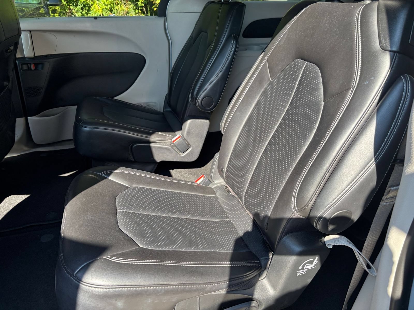 Used 2024 Chrysler Pacifica Touring-L FWD image 36