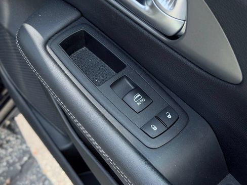 Certified 2025 Chrysler Pacifica Select FWD image 18