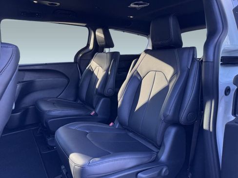 New 2024 Chrysler Pacifica Limited w/ Uconnect Theater Family Group image 19