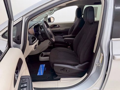 Used 2023 Chrysler Voyager LX FWD image 19
