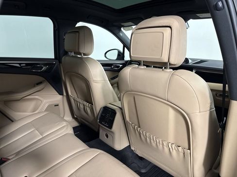 Certified 2024 Porsche Macan AWD/4WD image 25
