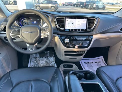 Used 2023 Chrysler Pacifica Touring-L image 28