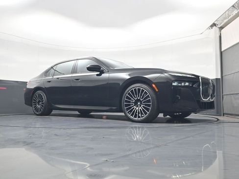Used 2025 BMW 760i xDrive w/ Executive Package image 25