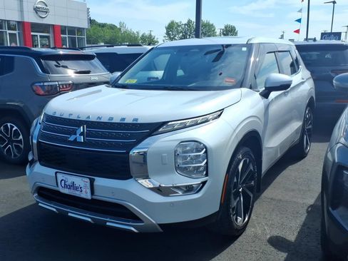 Used 2023 Mitsubishi Outlander SE AWD/4WD image 1