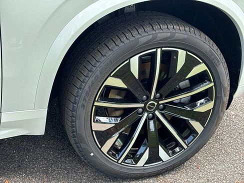 New 2026 Volvo XC90 T8 Plus w/ Protection Package Premier AWD/4WD image 16